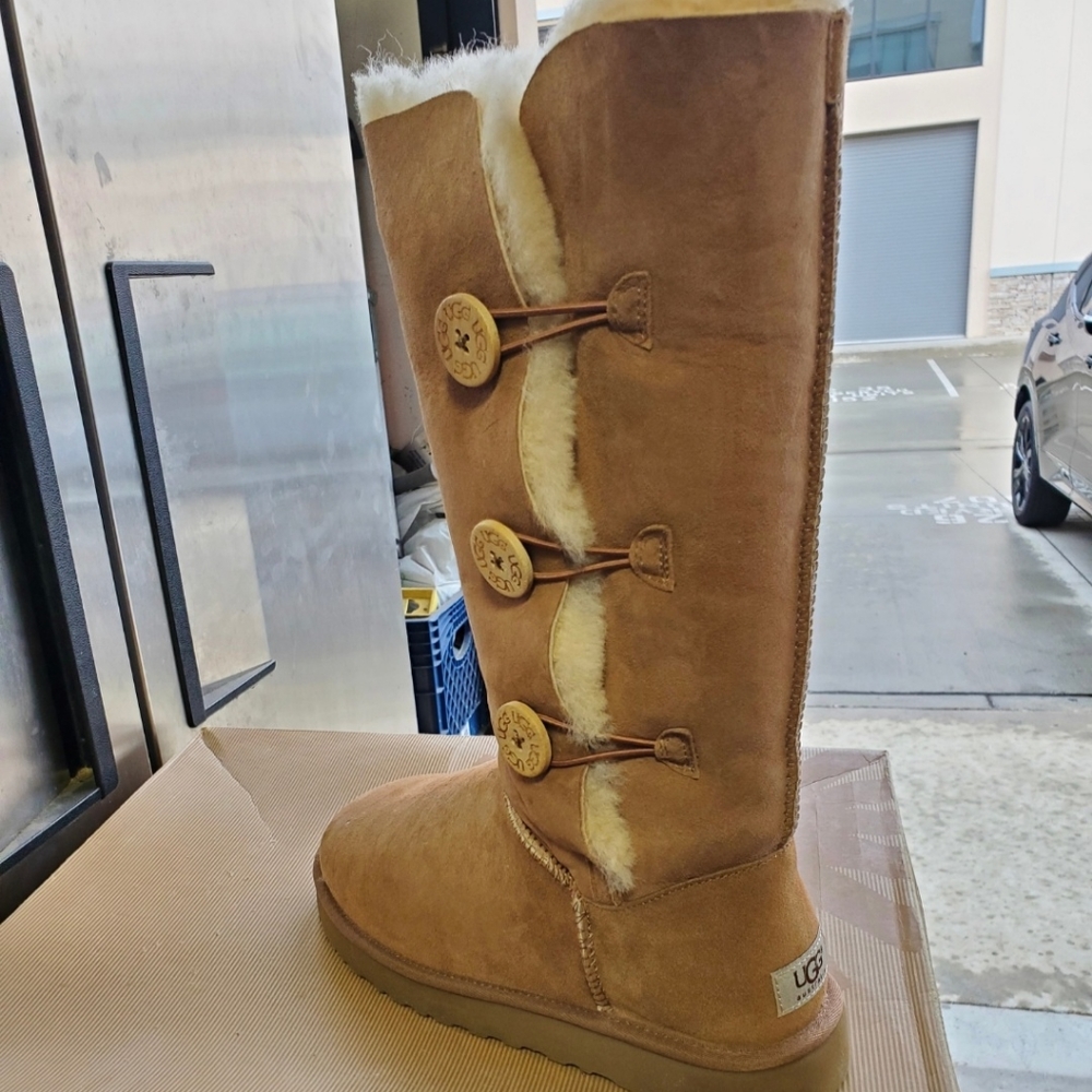 UGG Bailey Button Triplet II NEW SIZE 11
